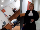 «Без мата комментировать не могу»: в сети обсуждают судью, зачитавшую приговор женщине без сознания