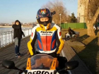 Дерзкую мотоциклистку, катавшуюся по тротуару в Краснодаре, поймали и наказали