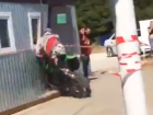 Мотоциклист пытался прокатиться по гальке и въехал в медпункт в Абрау-Дюрсо: курьезное видео