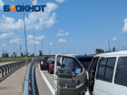 Более 650 машин встали в пробках перед Крымским мостом 