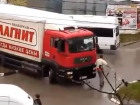 В 13-ом районе Новороссийска фура "Магнита" устроила транспортный коллапс
