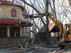  В краснодарском парке трактор разрушил кафе «Рандеву» 