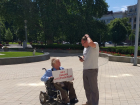 Мужчина на инвалидном кресле устроил одиночный пикет возле администрации Краснодарского края