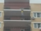 В Краснодаре бесстрашный мужчина гулял по перилам балкона на 19-ом этаже