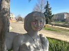 В Краснодарском крае вандалы разрисовали статуи и стены гостиницы