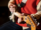 Владение гитарой и роялем помогает краснодарцам зарабатывать больше