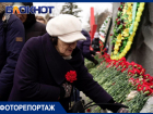 С гордостью и болью в сердцах: кадры возложения цветов к мемориалу жертвам фашистского террора в Краснодаре