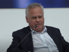 Кубанский миллиардер Касперский приехал на ПМЭФ с «недосмартфоном» 