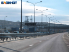 У возобновившего движение Крымского моста выстроились огромные очереди из машин