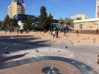  В Сочи на площади Флага люди приклеили к плитке сотни пар обуви 