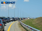 «Мы, кажется, встряли»: пробка из сотен машин образовалась перед Крымским мостом со стороны Кубани