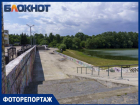 В Краснодаре показали плачевное состояние пляжа на Затоне с мусором и зарытыми бассейнами