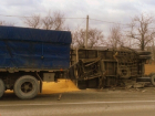 На трассе под Новороссийском перевернулся зерновоз