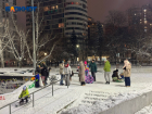 Катаются на сноубордах и тюбингах: краснодарцы на Затоне открыли свой «горнолыжный курорт»