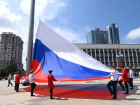 Звучал гимн, «Русский мир» и развевался триколор: День России отметили на Главной городской площади Краснодара 