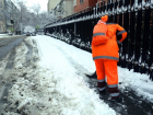 Тротуары и остановки в Краснодаре вышли чистить почти 600 человек 