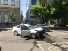 Две легковушки столкнулись на улице Красной в Краснодаре: видео