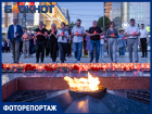 Краснодарцы на рассвете возложили цветы и свечи к Вечному огню