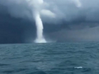 Два смерча под Геленджиком сняли на видео рыбаки