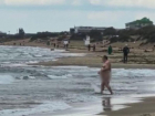 Голый мужчина освежился в Черном море на глазах у отдыхающих