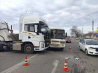 В жестком ДТП большегруза и автобуса в Краснодарском крае пострадала женщина 