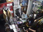  Мужчина в маске и с оружием ограбил магазин в центре Краснодара 