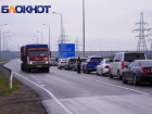 Десятки авто застряли в пробках у Крымского моста