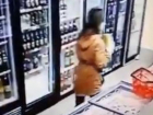 В Краснодаре девушка опозорилась, попав на видео в момент кражи