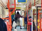 Неадекватная женщина в Краснодаре накинулась и избила кондуктора в трамвае 