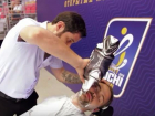 Коньком парикмахер из Сочи побрил фанатов хоккейного клуба
