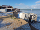 Шторм уничтожил пляж и смыл часть берега в станице Голубицкой