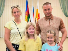 В Краснодаре детям участников СВО вручили сертификаты для покупки школьных товаров