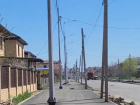 Стоящие посреди дороги столбы заинтересовали администрацию Краснодара 