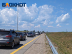 Сотни авто не могут проехать через Крымский мост из-за 9-километровой пробки