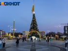 Рановато начали: на Главной городской площади Краснодара убирают новогодние украшения