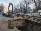 На месте провала грунта в Краснодаре убирают трамвайные рельсы