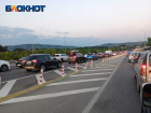 Туристы встряли в 13-километровых пробках на М-4 «Дон» в Краснодарском крае