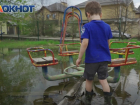 Лягушки, змеи и затопленные подвалы: болото на детской площадке Краснодара раскрыло проблемы ЖКХ