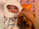 Краснодарка с собакой спят в шапках из-за проблем с отоплением в городе