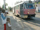  В краснодарском депо разберутся с водителем трамвая, который показал средний палец детям 