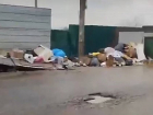 В Краснодаре на обочине дороги устроили стихийную свалку мусора