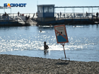 В Анапе отдыхающие «незаконно» открыли купальный сезон