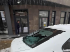 Ломают авто и пугают прохожих: опасность нависает с крыш домов Краснодара