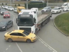 В Краснодаре грузовик протащил авто по дороге: видео