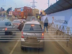 Плюнувший на баннер с Z мужчина в Краснодаре оштрафован на 30 тысяч рублей