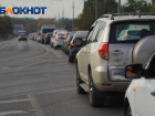 Сотня машин попала в пробку перед Крымским мостом у Тамани