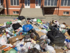  Жители многоэтажек в Краснодаре мусор выкидывают прямо на дорогу 