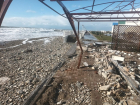Шторм частично разрушил набережную в Геленджике: фото 