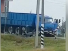 В Краснодарском крае очевидцы вытолкали застрявший на жд переезде КамАЗ