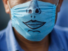 Двое грабителей в медицинских масках забрызгали лицо жертвы перцовым газом